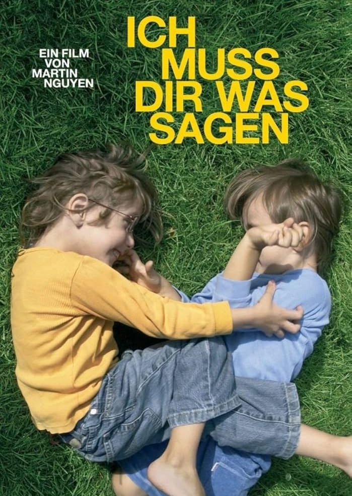 Plakat zum Film "Ich muss dir was sagen", zwei Buben liegen in der Wiese