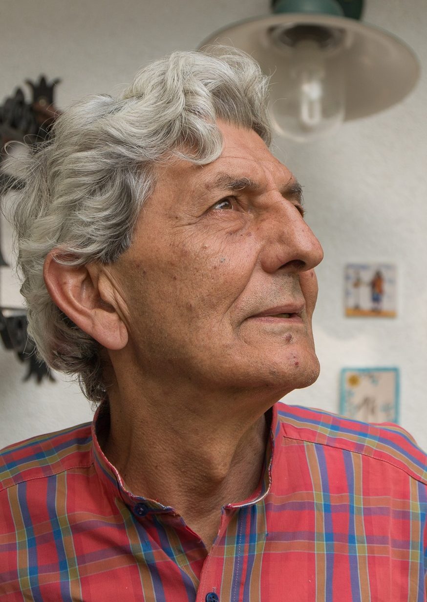 Shiraz Rabady trägt ein blassrotes Hemd gelb, blau kariert
