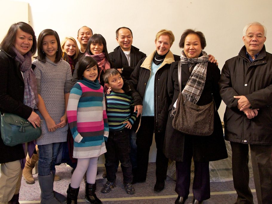 Gruppenfoto aus Eltern, Kinder und Enkelkindern; mit Annemarie Fenzl und Familie Nguyen