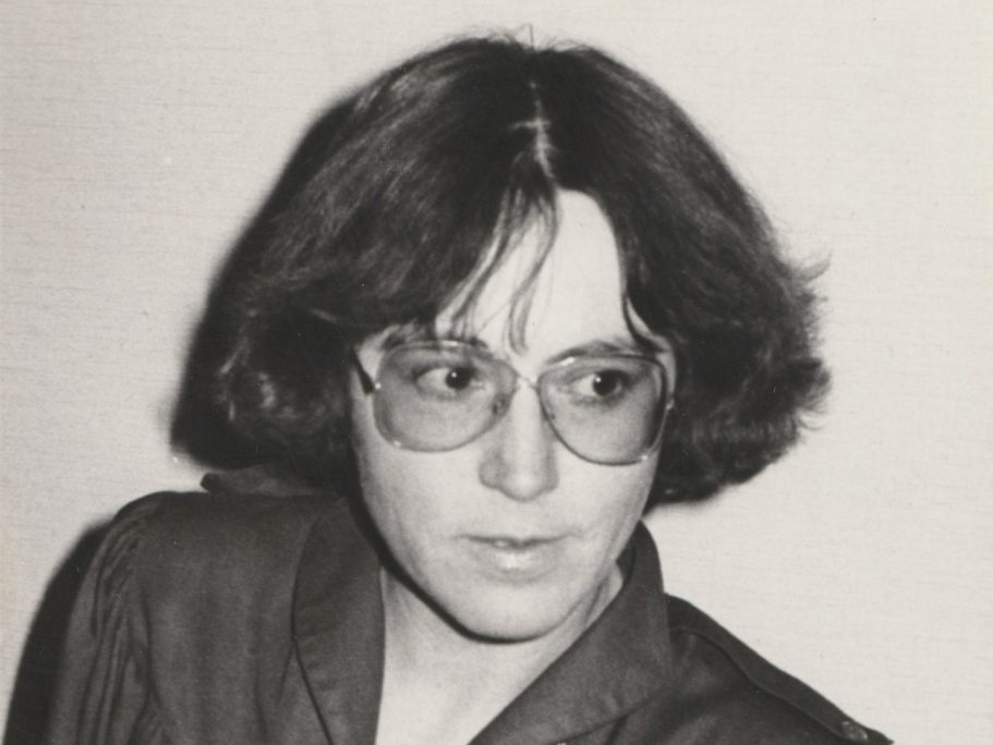 schwarz weißes Porträt von Renate Welsh als junge Frau, mit großer Brille