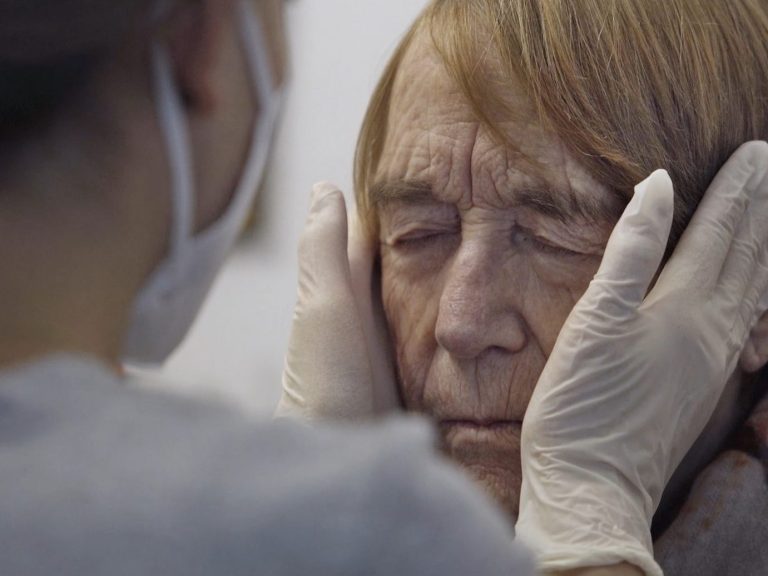 schwarz weißes Porträt von Renate Welsh als junge Frau, mit großer Brille